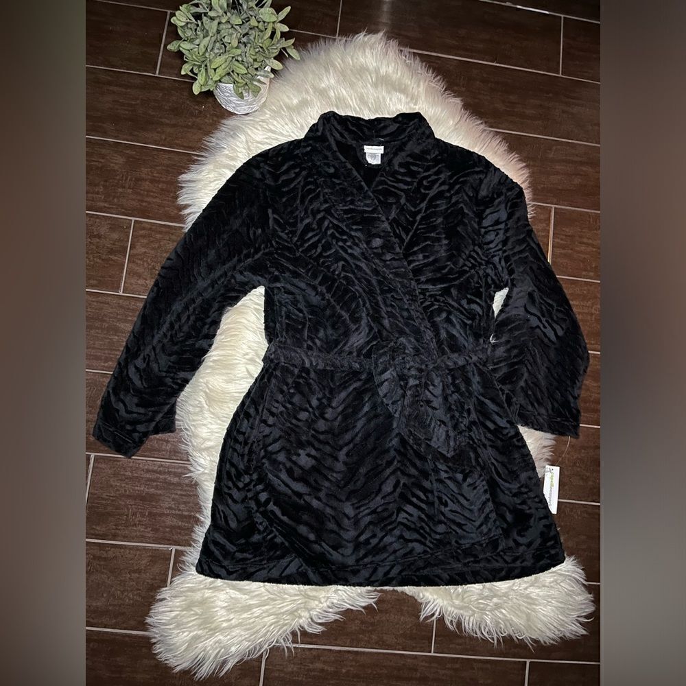 Capellini New York black on black animal print plush robe sz XL